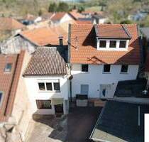 Saniertes Einfamilienhaus mit großem Grundstück und separater Wohneinheit inklusive - Hochstätten