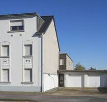 Vielversprechendes Potenzial mit Bauland Option! - Tolles Einfamilienhaus mit vier Garagen und einem idyllischen Garten - Düren Arnoldsweiler