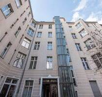 Vermietete Gründerzeit-Dachgeschoss-Wohnung: 3-Zimmer-Investment mit Wannenbad und Ankleide - Berlin Wilmersdorf