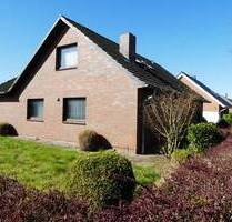 = = Seltene Gelegenheit - - Einfamilienhaus mit Terrasse, schönem Garten und Garage in ruhiger Lage in Glückstadt-Butendiek = =