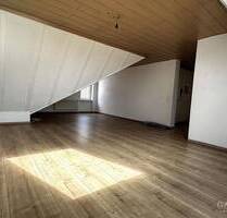 ** Gemütliche 2 Zimmer-Dachgeschoss-Wohnung mit Stellplatz ** - Beindersheim