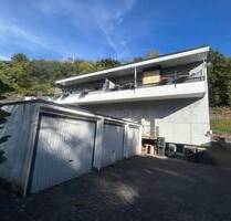 Wohnen, Arbeiten, Vermieten… Zweifamilienhaus mit Balkonen, großer Gewerbeeinheit, Garten, 3 Garagen und Stellplätzen im Mischgebiet von Werdohl…