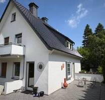 Hier werden Gartenträume Wirklichkeit - zu sofort bezugsfertiges Zweifamilienhaus - Horn-Bad Meinberg