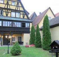 Zentral Innenstadtlage - Toll Saniertes MFH mit 7 Wohnungen + Innenhof + Stellplätzen zu verkaufen in Dinkelsbühl