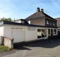 Zwei Wohneinheiten mit großem Gewerbebereich und Garagen, Nähe Winterberg - Medebach-Ortsteil Deifeld