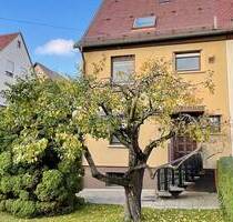 Nette Doppelhaushälfte in Stuttgart-Luginsland sucht neue Besitzer!