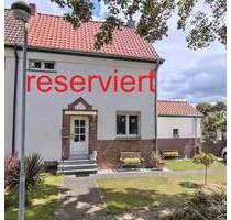 RESERVIERT! Doppelhaushälfte 84 + 20 m² in der Kamp-Lintforter, Altsiedlung mit 717 m² Grundstück