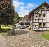 Historisches Bauernhaus mit Reetdach und kleinem Pferdestall in Monschau-Widdau - Monschau / Widdau