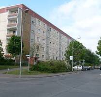 Nette Nachbarn für 3-Zimmer-Wohnung im 4. Obergeschoss mit Balkon und neuem Fußboden gesucht - Neubrandenburg Reitbahnviertel