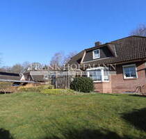 Junges Einfamilienhaus mit Carport und Teich in Hamburg-Sasel