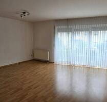 Helle 3-Zimmer-Erdgeschoßwohnung Nähe Friedhof mit Balkon, Einbauküche und TG-Stellplatz - Schweinfurt Innenstadt