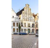Zentral in Altstadt: schickes & ehrwürdiges MFH mit 6 WE in Altbau-Ensemble | Gut vermietet - Wismar