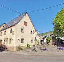 Kröv-Zentrum: 1-2 Familienhaus mit Stellplätzen und Freisitz in zentraler Lage!