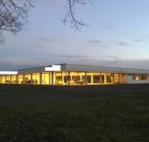 Prima Ausstellungshalle mit Freifläche an der Bundesstrasse in Geldern