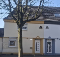 Wohnen oder Neubauen im Herzen von Krefeld - Doppelhaushälfte mit großem Grundstück und Potenzial