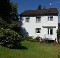 ***Gepflegtes Wohnhaus mit einem großen und schön eingewachsenem Grundstück direkt in Erbach***