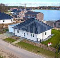 Traumhaftes Wohnen am See! ebenerdiger Neubau-Bungalow Kfw40 mit Luftwärmepumpe komplett eingezäunt! - Herzlake