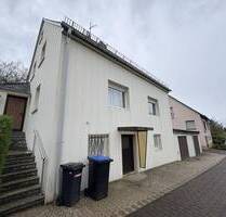 Renovierungsbedürftiges Einfamilienwohnhaus mit zwei Garagen - Morbach Morscheid-Riedenburg