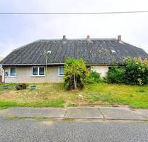 modernisierungsbedürftiges Zweifamilienhaus auf weitläufigem Grundstück im Tollensetal - Burow / Hermannshöhe