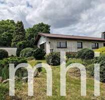 Much Hündekausen: Kleiner Bungalow mit 2 Garagen für die kleine Familie.