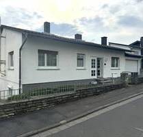 Bad Nauheim: Solides Zweifamilienhaus mit Blick ins Grüne - ideal für Familien & Investoren