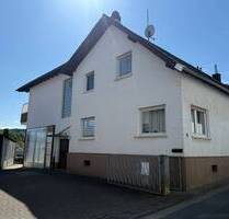 **Ein-Zwei-Familienwohnhaus mit großen Grundstück und Nebengebäude** - Freigericht Neuses