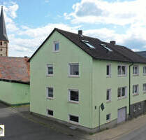 Zweifamilienhaus mit Einliegerwohnung, großer Scheune und 3 Garagen - Viel Platz & Potenzial - Röllbach