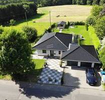 Barrierefreies Paradies mitten im Grünen. Walmdach-Bungalow aus 2018, Doppelgarage u. großem Garten - Giershausen