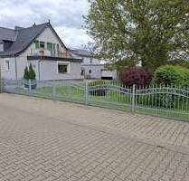 *** RESERVIERT *** Geräumige, modernisierte Doppelhaushälfte mit Keller + Anbau, Garage, überdachtem Freisitz + Pool auf großem Grundstück in Güsten