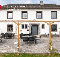Freistehendes Wohnhaus in Manderscheid - ehemalige Gaststätte - mit Biergarten