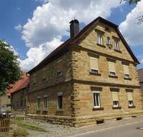 Idyllischer Bauernhof aus gelben Sandstein - Oberschwarzach Mutzenroth
