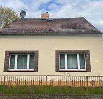 Einfamilienhaus mit attraktiver Ortsrandlage, großem Grundstück, mit Garagen und Nebengebäuden - Rauen