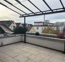 Hochwertig modernisierte 4-Zimmer-Wohnung mit großer Dachterrasse und zwei Garagen - Böblingen