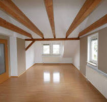 2-Zimmer-Dachwohnung mit großem Wohn-Esszimmer und eingerichteter Küche in Rödental