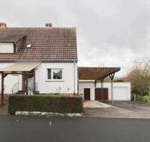 Charmante Doppelhaushälfte mit hohem Carport, Garage und großem Garten - Borken