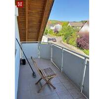 Helle Dachgeschosswohnung mit sonnigem Balkon und Einbauküche in Eibelstadt !