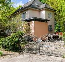 Detached family home with approximately 384?sqms of livingusable space in a sought-after location - Berlin