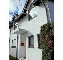 Schmuckstück! Architektonisch besondere DHH nahe des Zentrums von Groß-Gerau, mit schöner Einbauküche, gemütlichen Dachgauben und 2 Stellplätzen!