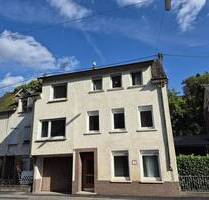 Renovierungsbedürftiges Reihenhaus mit Garage und teilweise überdachtem Innenhof - Traben-Trarbach