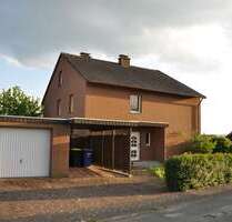 Ruhig gelegenes Einfamilienhaus mit Einliegerwohnung, Garage und Carport in Warburg-Menne