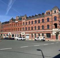 Wohn- und Geschäftshaus in sehr gutem Zustand mit Hintergebäude, voll vermietet - Oelsnitz/Vogtland