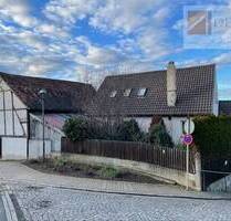 Interessantes Anwesen mit Wohnhaus, Scheune und Garten in Castell