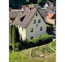 Mit Potential! Zweifamilienhaus mit Doppelcarport und Gartenhaus - Heigenbrücken