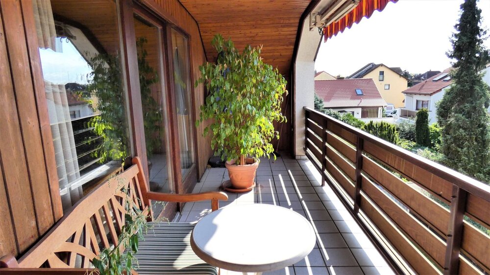 Gemütliche 3-Zimmer-Dachgeschosswohnung, mit Balkon und PKW-Stellplatz in TOP Lage in Stutensee - Stutensee / Blankenloch