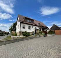 Mit 6,3 Ar Bauplatz! Kurzfristig frei! Gepflegtes 2-Fam.-Haus mit großem Garten, Doppelgarage u. Schuppen in Ortsrandlage! - Lenningen Unterlenningen
