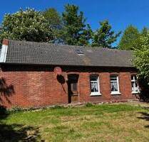 Älteres Wohnhaus mit Schirm, Charme und Melone in Arle - Großheide / Arle