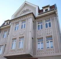 Zentraler geht es nicht! Frisch hergerichtet! Dachgeschosswohnung mit kleinem Balkon am Karlsplatz! - Bernburg