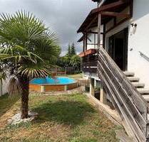 EUPORA® Immobilien: Wohnhaus mit Garten, Pool und Garagen in Alzey - Weinheim.