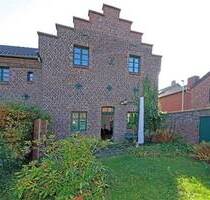 Immobilien-Richter: Reihenhausidylle in ruhiger und historischer Hoflage in Toplage in Grevenbroich-Allrath