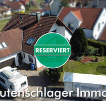 Da schau her! Familienfreundliches Zweiparteienhaus mit Doppelgarage in ruhiger Lage von Freystadt
